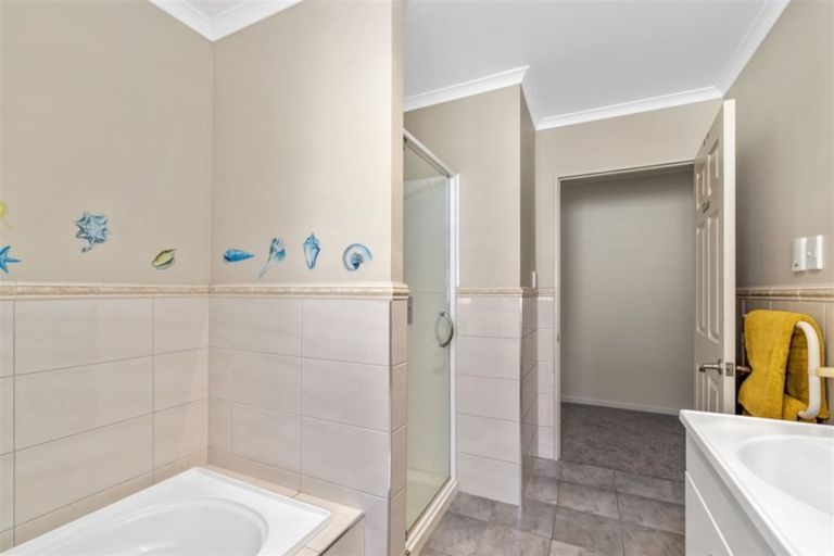 Photo of property in 9 Cloghan Close, Massey, Auckland, 0614