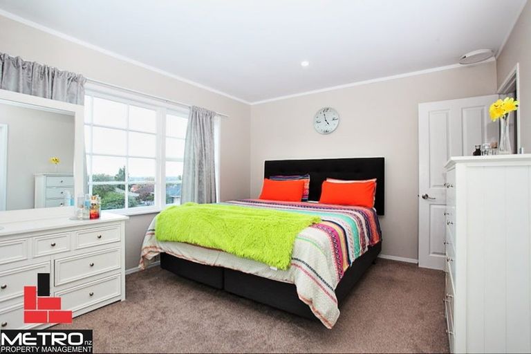 Photo of property in 20 Longbill Place, Glendene, Auckland, 0602