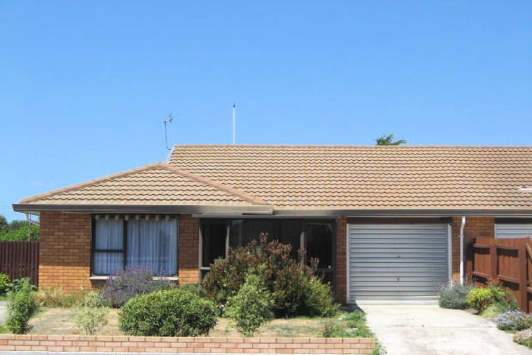 Photo of property in 2/2 Mchaffies Place, Wainoni, Christchurch, 8061