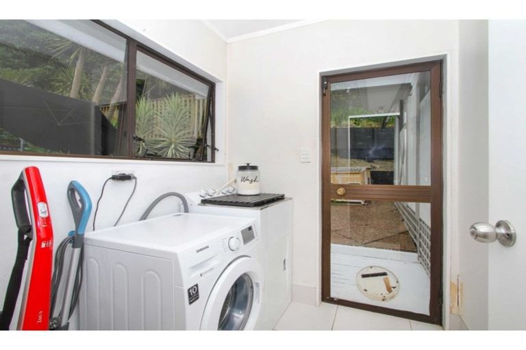 Photo of property in 1/27 Sovereign Place, Glenfield, Auckland, 0629