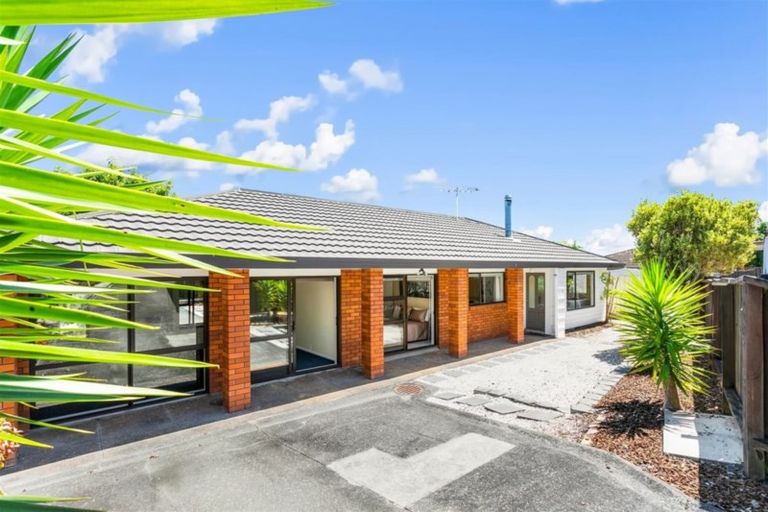 Photo of property in 2/16 Matisse Drive, West Harbour, Auckland, 0618