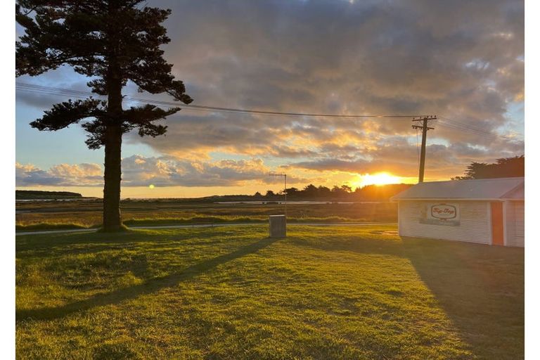 Photo of property in 16a Hall Place, Foxton Beach, Foxton, 4815