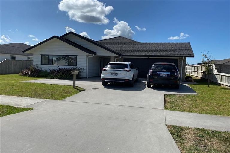 Photo of property in 3 Fred White Drive, Kumeu, 0810