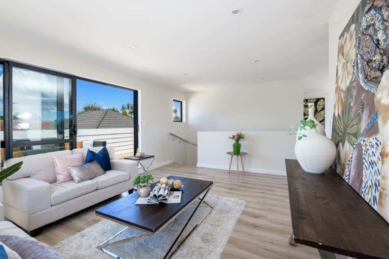 Photo of property in 2/11 Avondale Road, Taradale, Napier, 4112