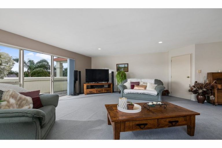 Photo of property in 22 Margaret Henry Crescent, Oteha, Auckland, 0632