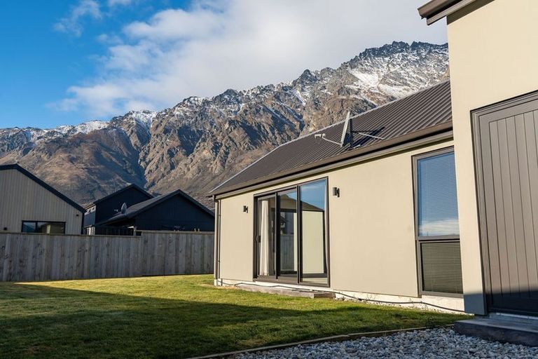 Photo of property in 10 Ward Street, Jacks Point, Queenstown, 9371