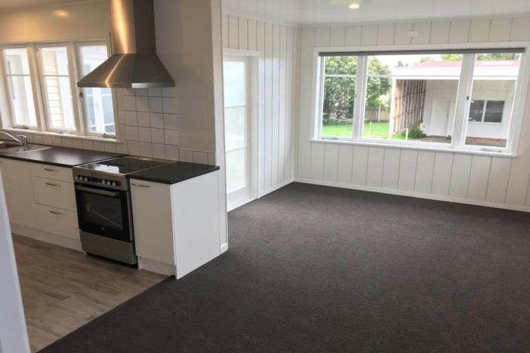 Photo of property in 16 Beaubank Road, Kelston, Auckland, 0602