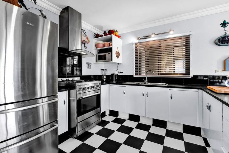 Photo of property in 8a Birdwood Avenue, Moturoa, New Plymouth, 4310