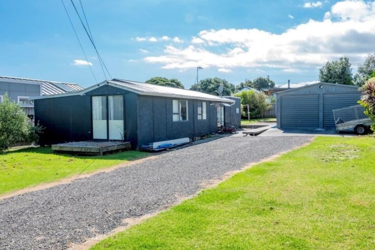 Photo of property in 33 Rauparaha Street, Waikanae Beach, Waikanae, 5036