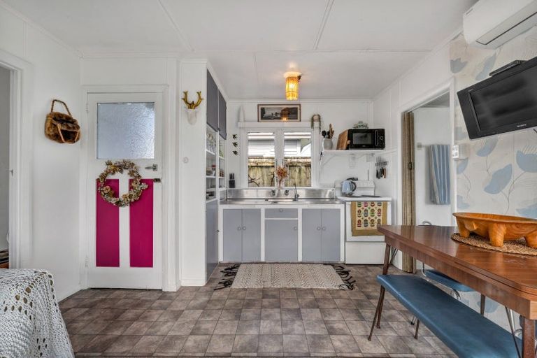 Photo of property in 52 Fifth Avenue, Urenui, 4377