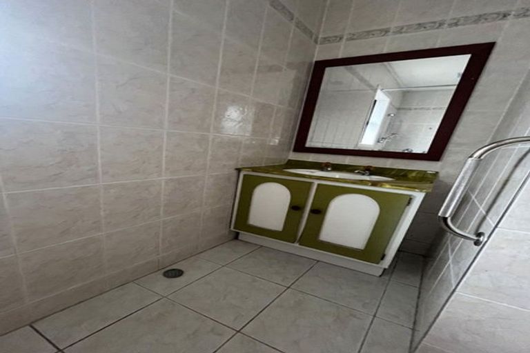 Photo of property in 73 Archibald Road, Kelston, Auckland, 0602