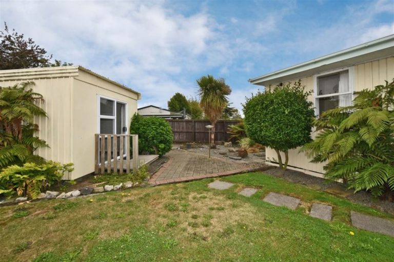 Photo of property in 10 Virgil Place, Northcote, Christchurch, 8052