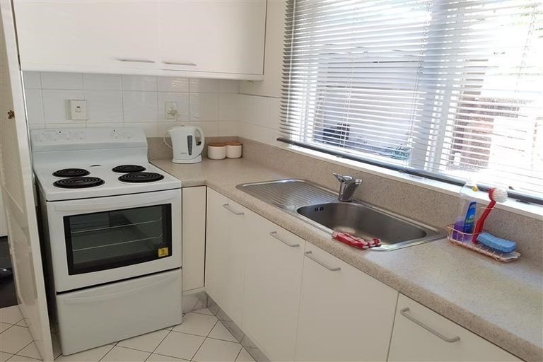 Photo of property in 22 Shanaway Rise, Hillcrest, Auckland, 0627