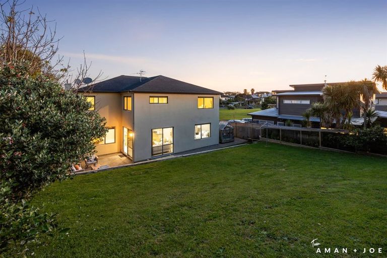 Photo of property in 8 Waikura Drive, Te Atatu Peninsula, Auckland, 0610