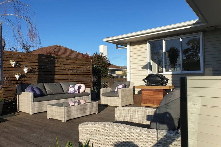 Photo of property in 33 Vodanovich Road, Te Atatu South, Auckland, 0610