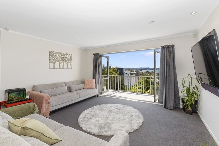 Photo of property in 2/143a Wiseley Road, West Harbour, Auckland, 0618