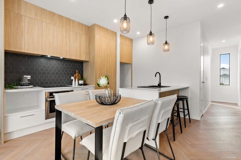 Photo of property in 35 Lewis Road, Pakuranga, Auckland, 2010