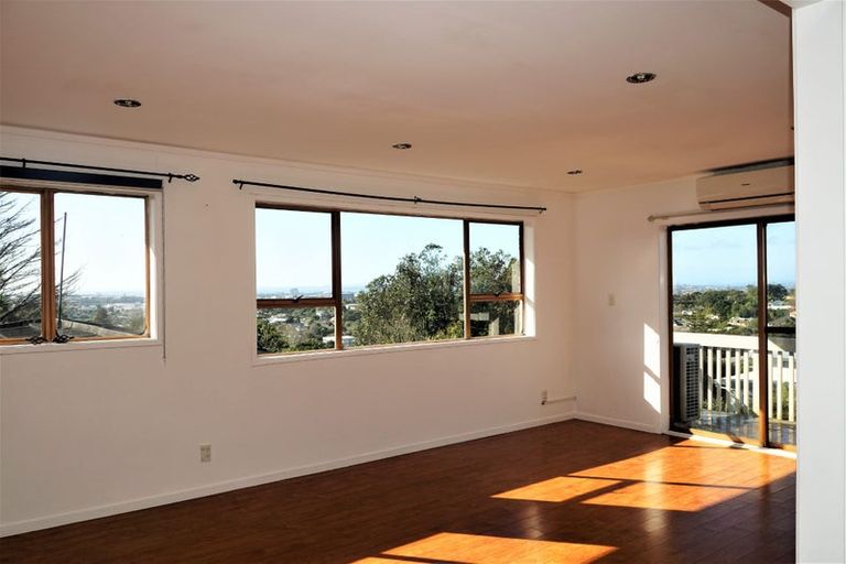 Photo of property in 1/325 Glenfield Road, Glenfield, Auckland, 0629