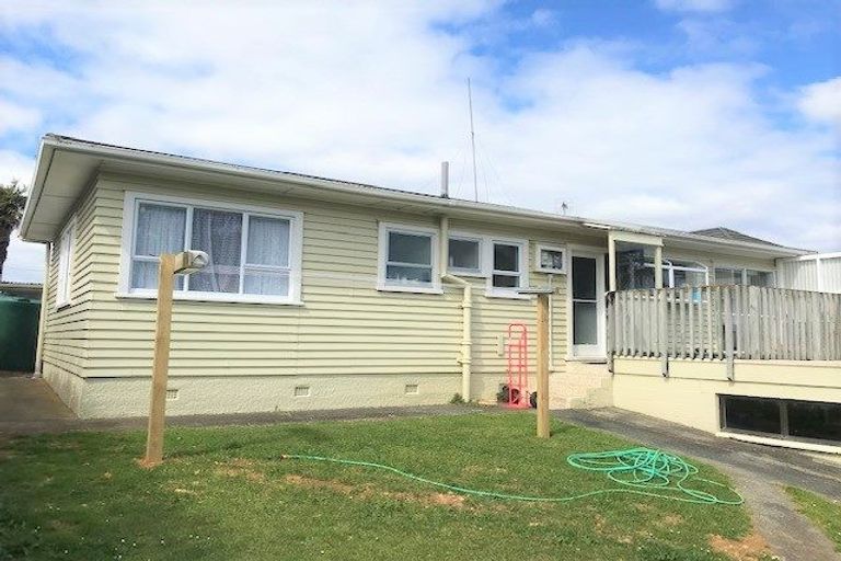 Photo of property in 68 Hobsonville Road, West Harbour, Auckland, 0618