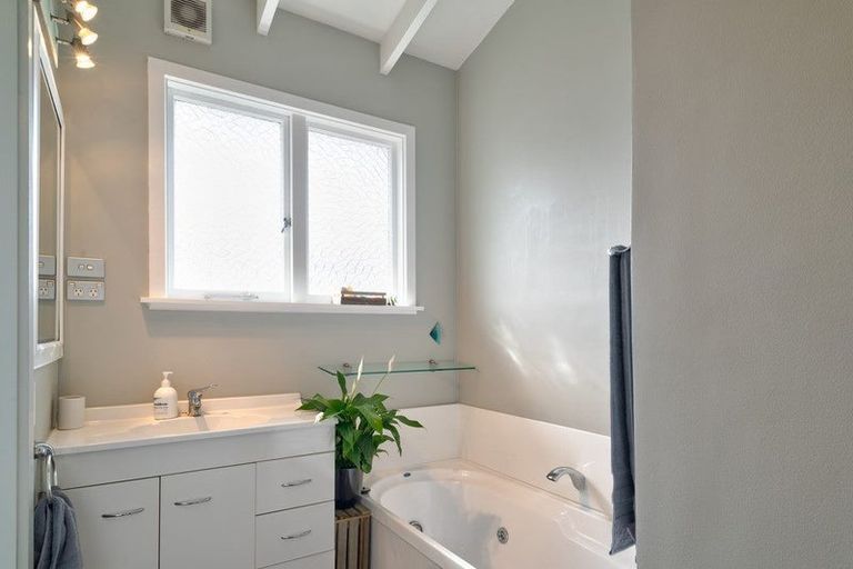 Photo of property in 82 Roberta Drive, Somerfield, Christchurch, 8024