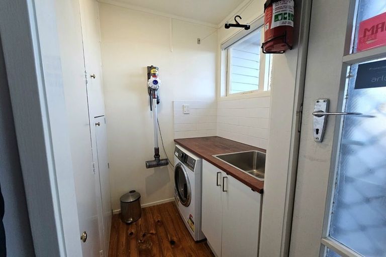 Photo of property in 3/93 Hobsonville Road, West Harbour, Auckland, 0618