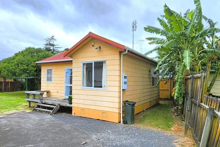 Photo of property in 2 Vine Street, Mangere East, Auckland, 2024