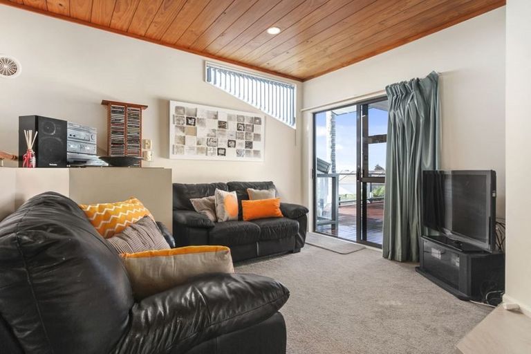 Photo of property in 94 Luckens Road, West Harbour, Auckland, 0618