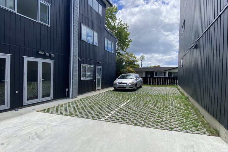 Photo of property in 57d Edmonton Road, Henderson, Auckland, 0612