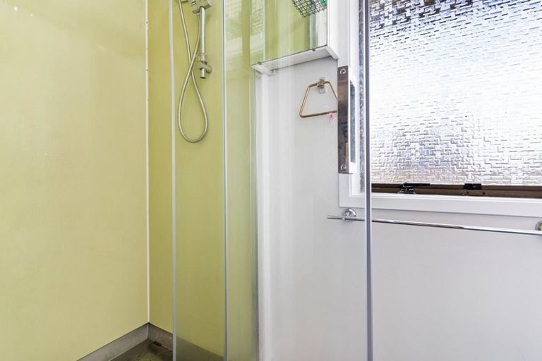 Photo of property in 2/30 Redoubt Road, Goodwood Heights, Auckland, 2105