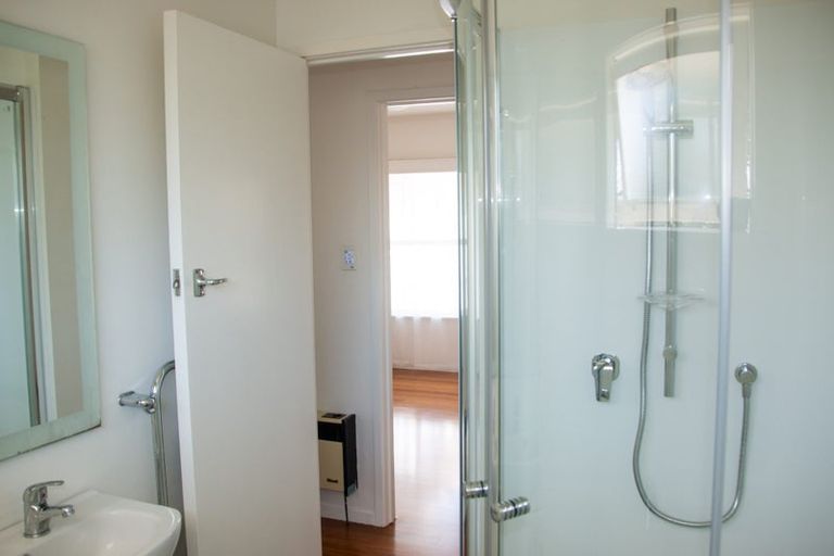 Photo of property in 1/22 Old Lake Road, Narrow Neck, Auckland, 0624