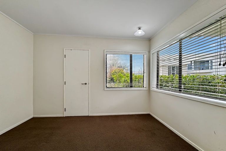 Photo of property in 1/20a Hauraki Road, Hauraki, Auckland, 0622
