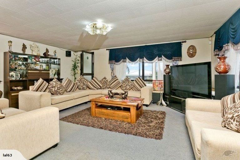 Photo of property in 80 Totaravale Drive, Totara Vale, Auckland, 0629