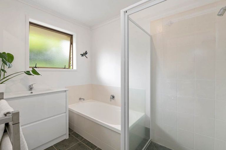 Photo of property in 20 Roberta Crescent, Orewa, 0931