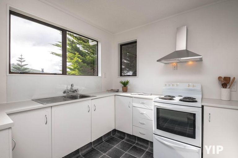 Photo of property in 27a Fernhaven Grove, Newlands, Wellington, 6037