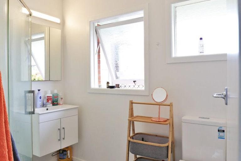 Photo of property in 2/7 Roberts Avenue, Bayswater, Auckland, 0622