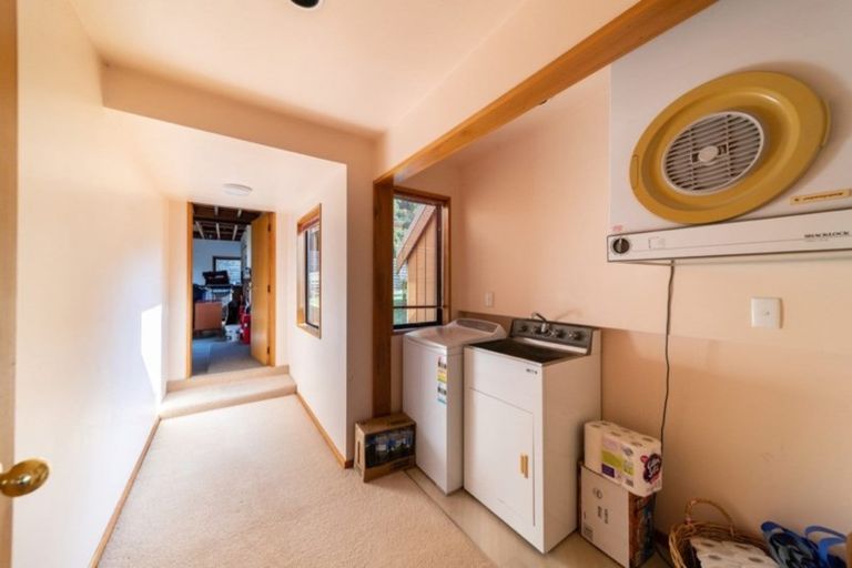 Photo of property in 128 Wynyard Crescent, Fernhill, Queenstown, 9300