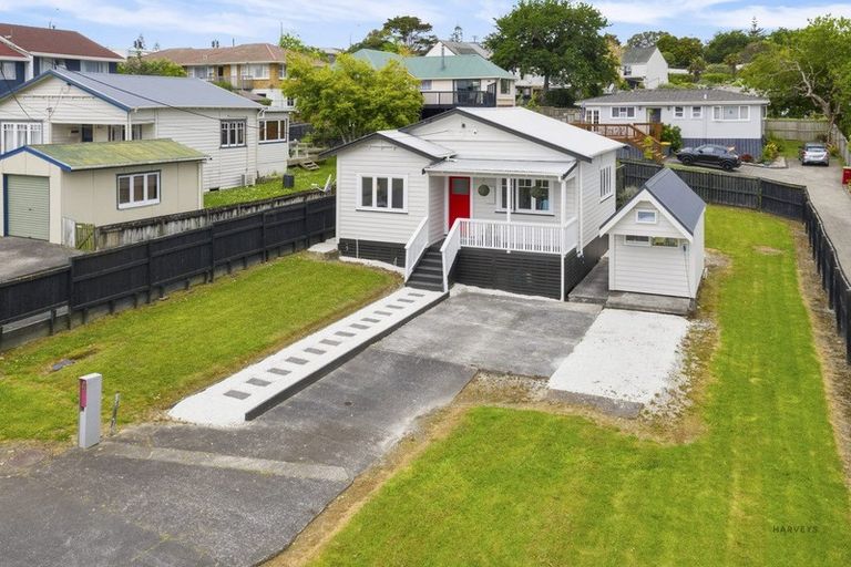 Photo of property in 4 Bowers Road, Glen Eden, Auckland, 0602
