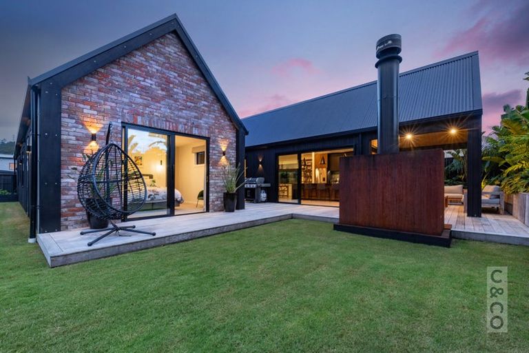 Photo of property in 1 Len Ireland Drive, Kumeu, 0810