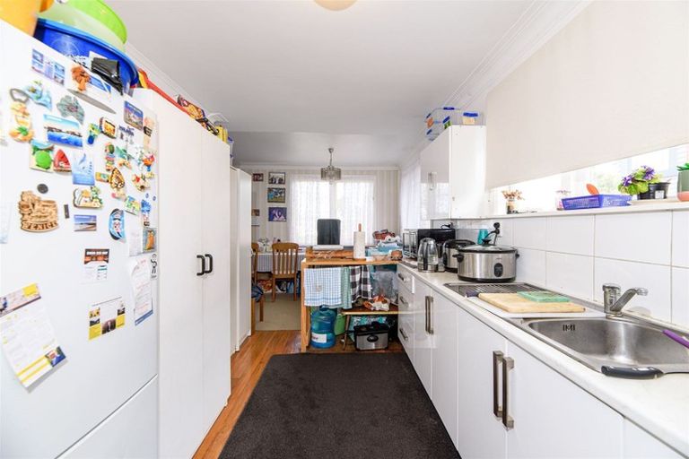 Photo of property in 19 Yeovil Road, Te Atatu Peninsula, Auckland, 0610