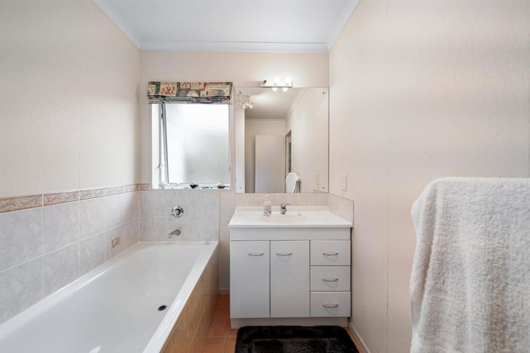 Photo of property in 57 Carisbrook Crescent, Papakura, 2110
