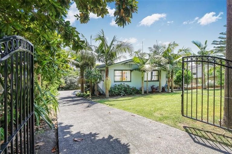 Photo of property in 10 Weatherly Road, Torbay, Auckland, 0630