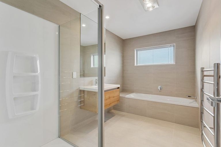 Photo of property in 39 Parkmore Drive, Rosehill, Papakura, 2113