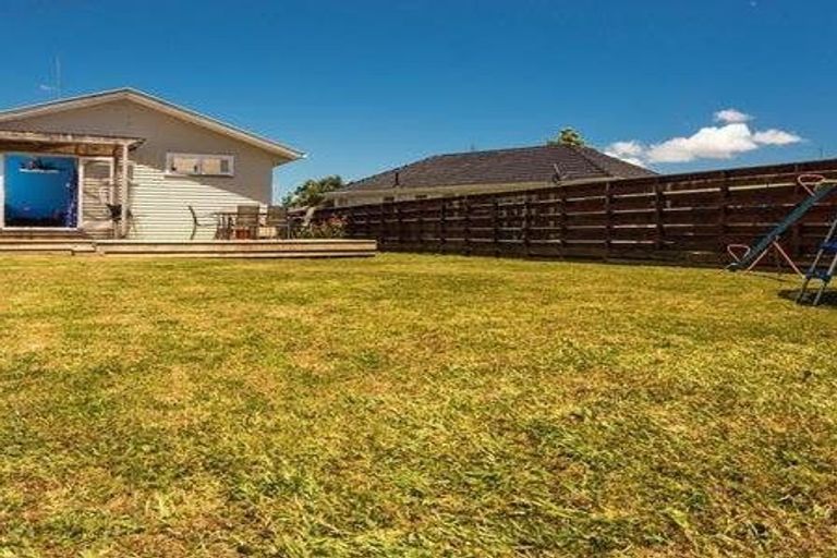 Photo of property in 68 Edgewater Drive, Pakuranga, Auckland, 2010