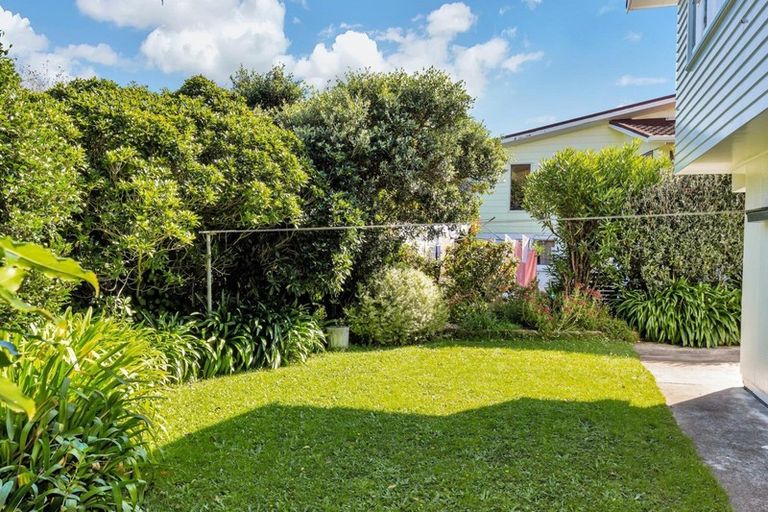 Photo of property in 11 Zande Terrace, Tawa, Wellington, 5028