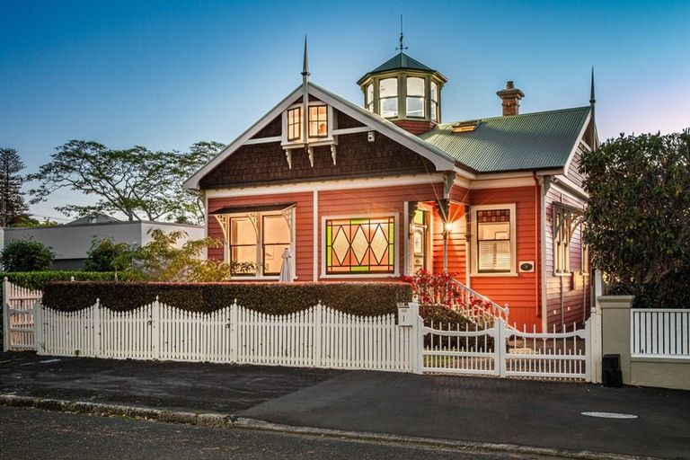 Photo of property in 1 Oxford Terrace, Devonport, Auckland, 0624