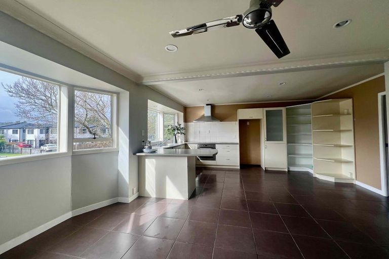 Photo of property in 1 Mirrabooka Avenue, Botany Downs, Auckland, 2010