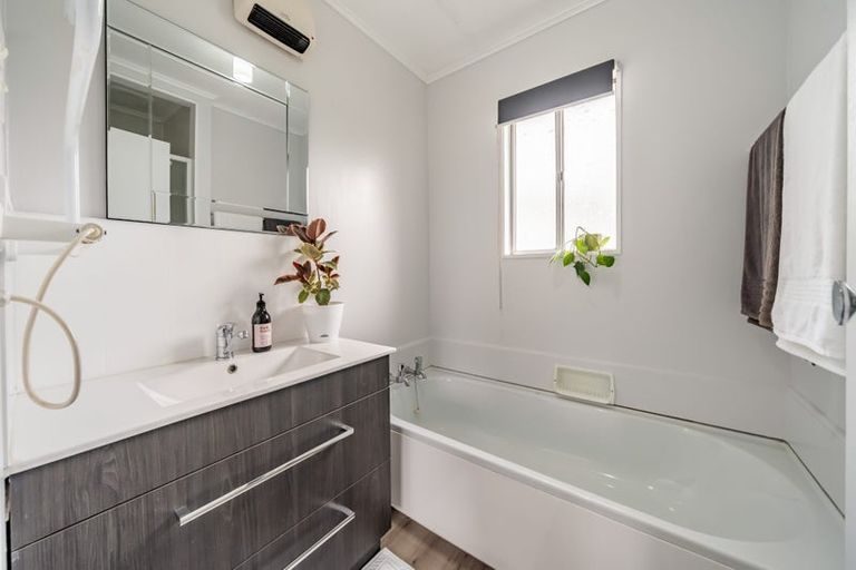 Photo of property in 6 Eastview Grove, Normandale, Lower Hutt, 5010