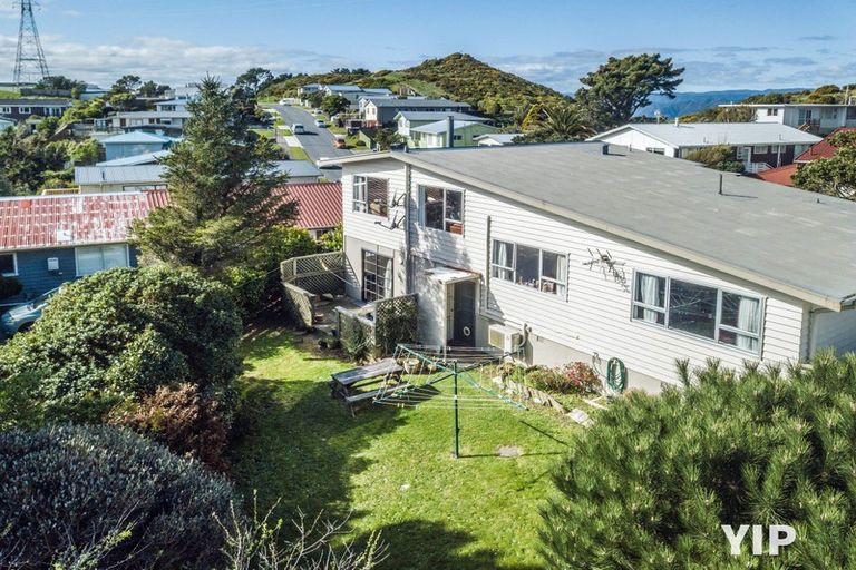 Photo of property in 48 Edgecombe Street, Newlands, Wellington, 6037