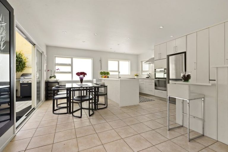 Photo of property in 1/15 Sylvan Park Avenue, Milford, Auckland, 0620