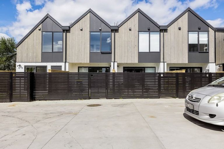 Photo of property in 16/12 Tawa Road, Te Atatu Peninsula, Auckland, 0610